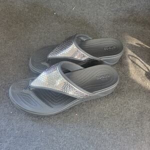 CROCS Dual Comfort Monterey Metallic Wedge Sandal 9W Navy Blue Animal Print